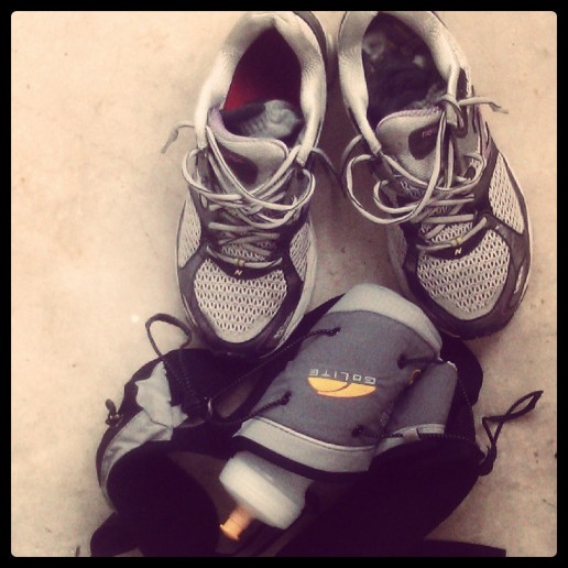 Chaussures New Balance de novembre 2012, et ma nouvelle ceinture pour ma bouteille & mes gels d'endurance (achetée spécialement pour l'occasion, s'il vous plaît)