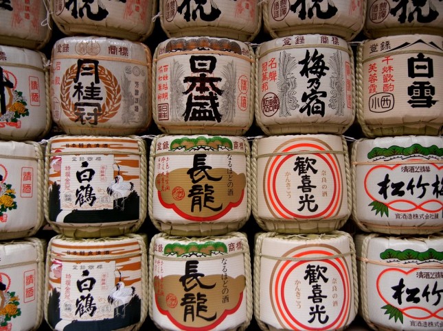 Tonneaux de sake à l'entrée d'un sanctuaire. Il y a sûrement une idée derrière la tradition de les y empiler, partout dans le Japon, mais je n'ai jamais demandé pourquoi...