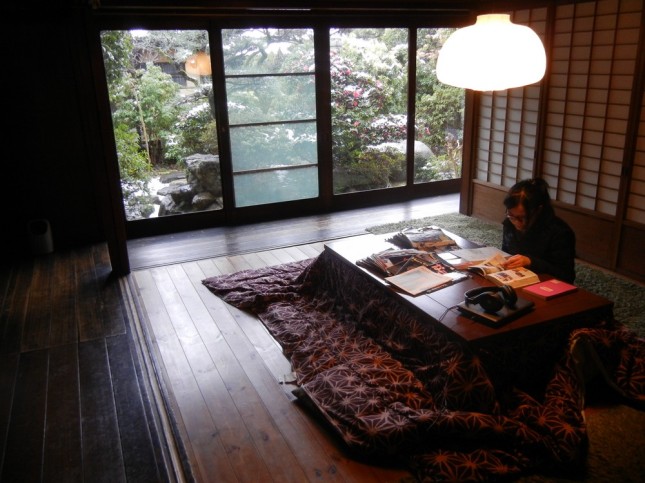 Le salon de notre guesthouse : la table est un kotatsu. Il y a un trou en-dessous pour s'asseoir "normalement" et le dessous de la table chauffe. Le paradis :)